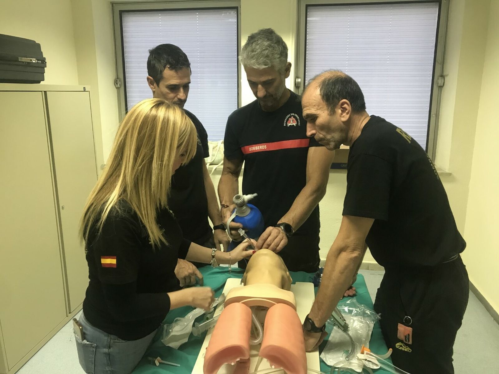 Voluntarios utilizan equipamiento en el Materno para aprender a hacer técnicas sanitarias