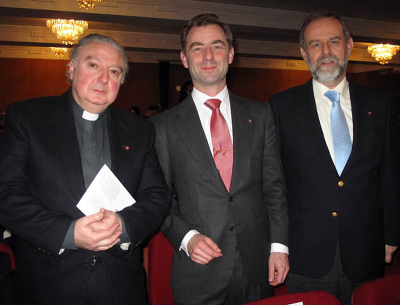 Monseñor Giovanni Lanzafame; Luis Rey Goñi, director del Colegio de San Francisco de Paula, y Angelo Ramacciotti (Grupo San Marco), caballeros de honor de la Estrella de la Solidaridad Italiana.

Foto: Victoria Ramirez