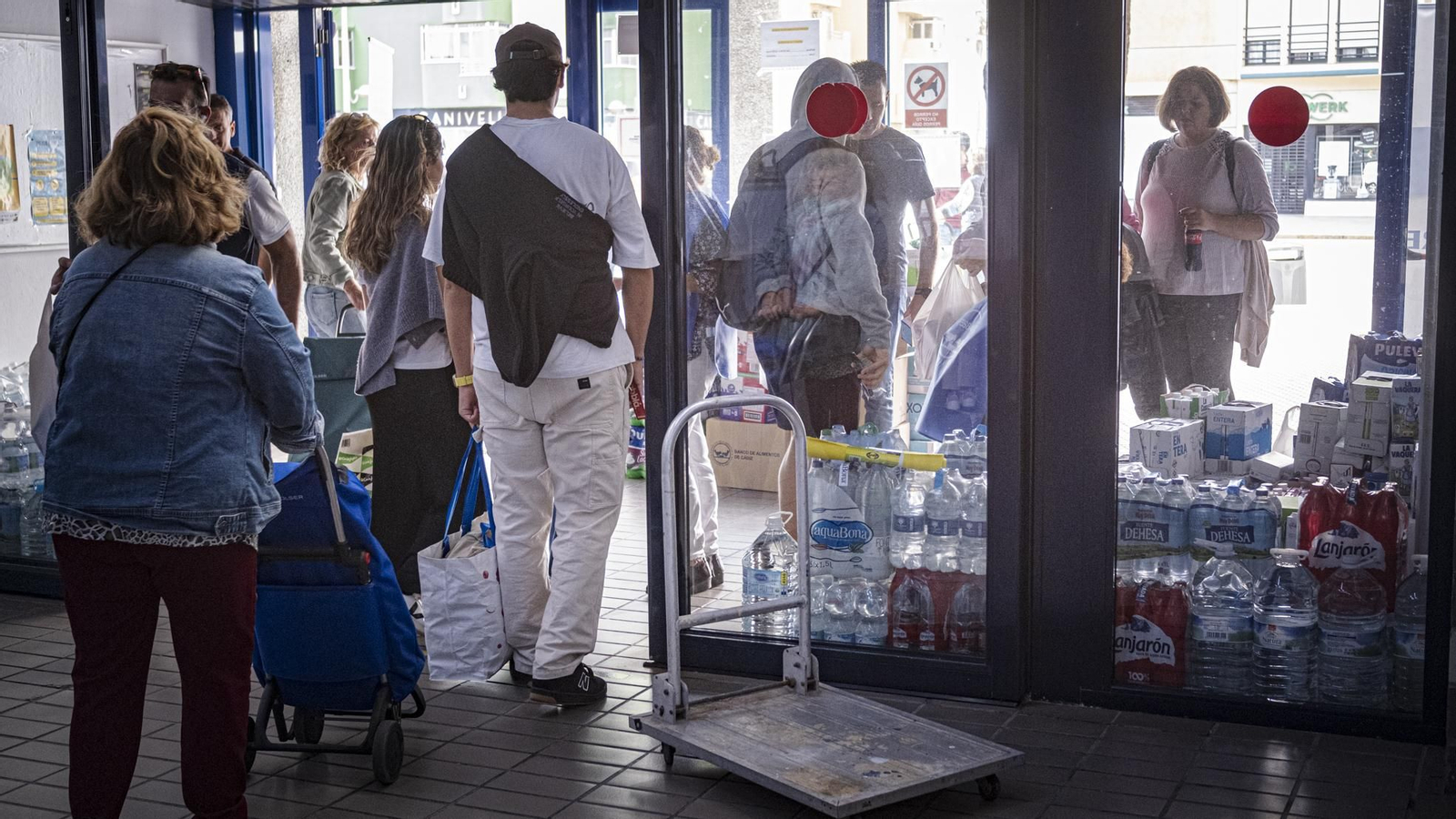 Las imágenes de la recogida de alimentos en Cádiz en solidaridad con Valencia por los efectos de la DANA