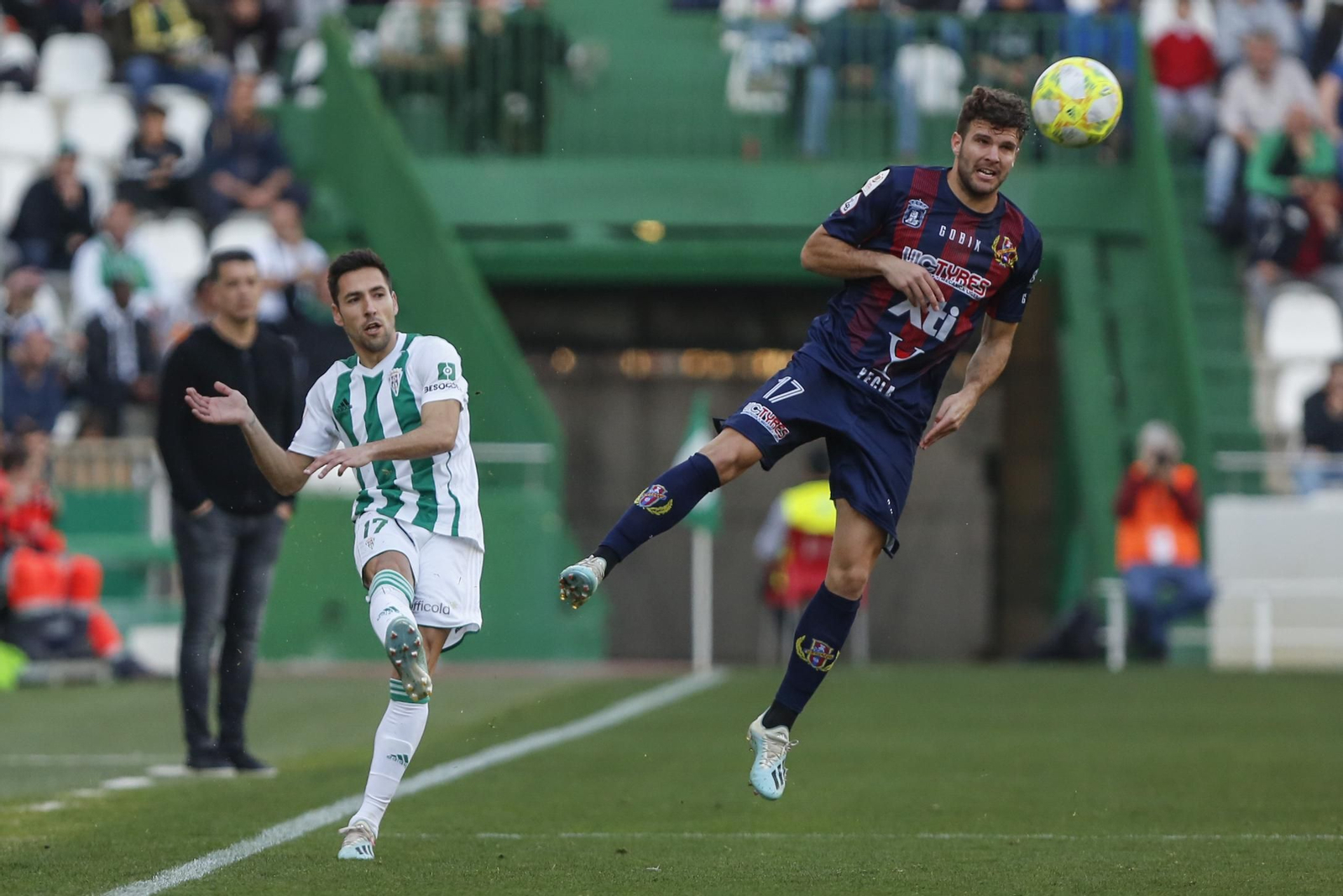 Carlos Valverde saca un centro ante Iván Alayeto en el último choque ante el Yeclano. Carlos Valverde saca un centro ante Iván Alayeto en el último choque ante el Yeclano.