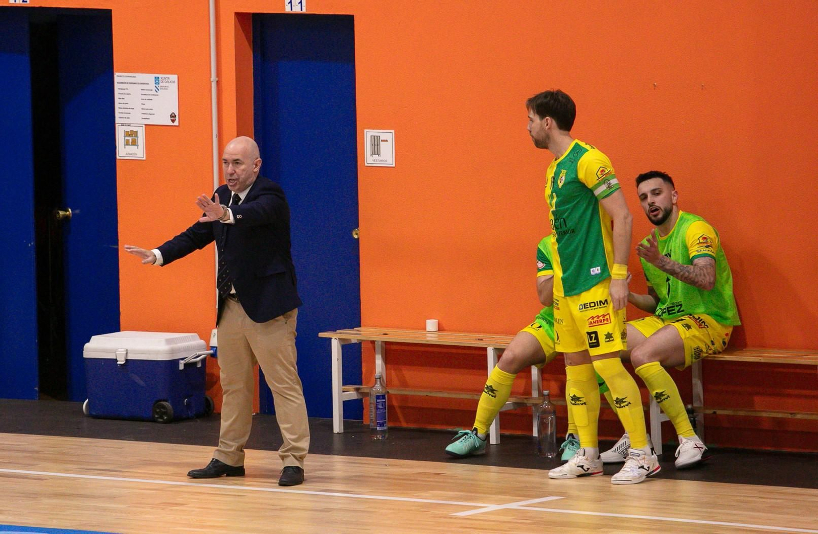 Dani Rodríguez da indicaciones en un momento del choque.