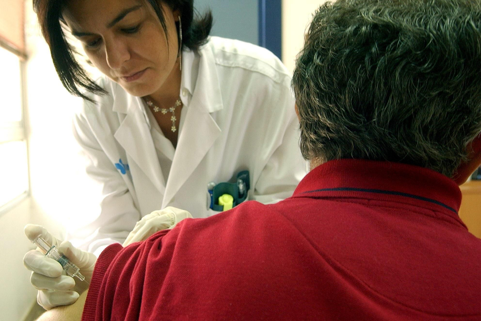 Vacunar contra el neumococo y la gripe -en la imagen- son los elementos destacables en las estrategias preventivas.