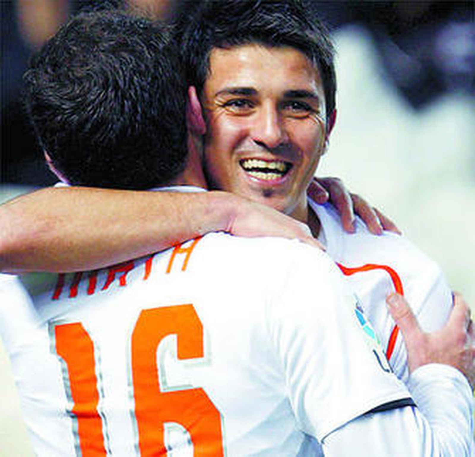 Mata y Villa se abrazan tras uno de los goles valencianistas.