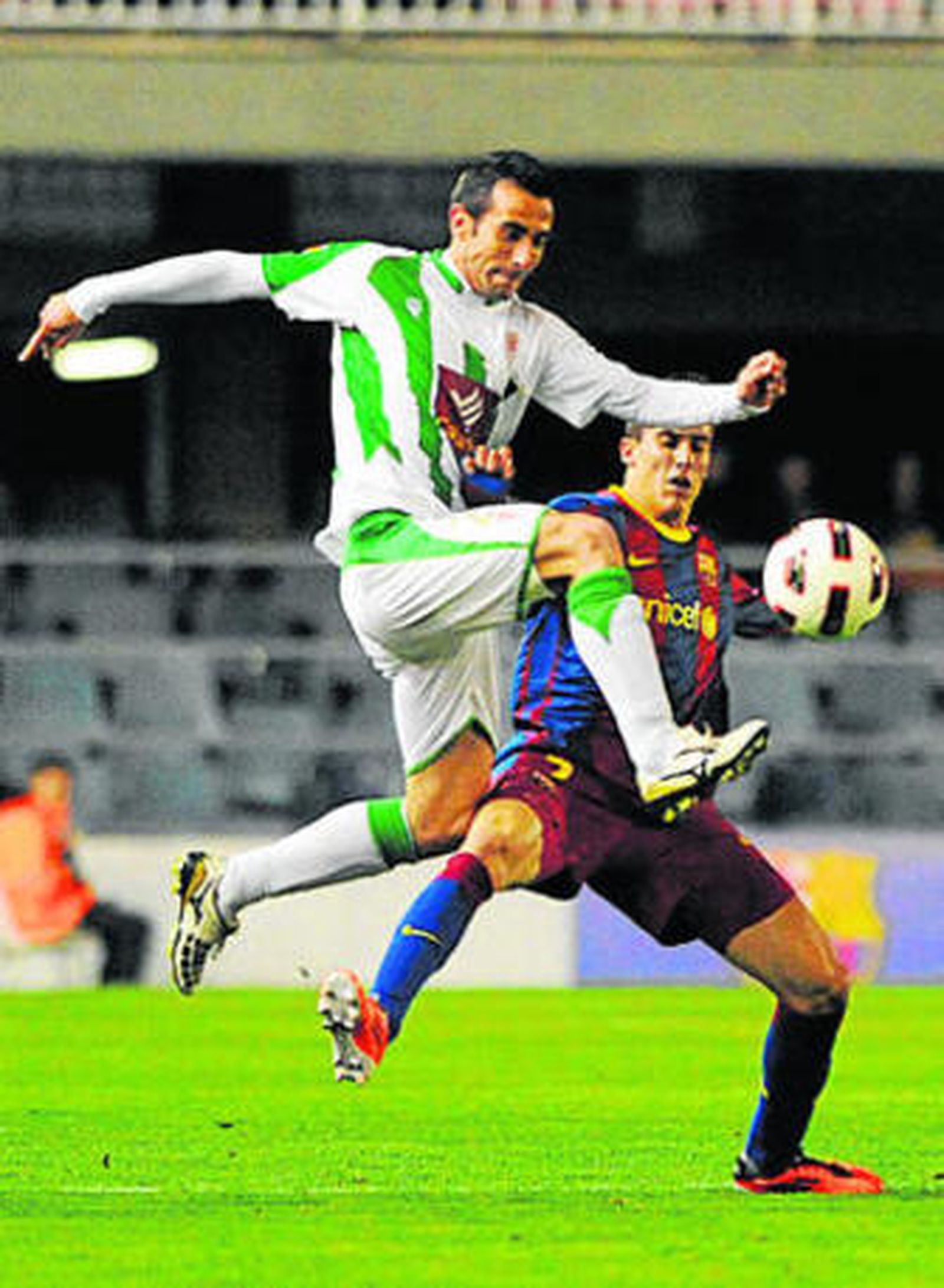 De Coz se adelanta en la acción a un jugador del filial azulgrana.