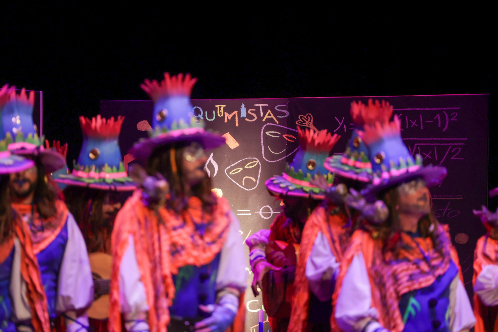 Imágenes de la actuación de la comparsa de Huelva "Los Alquimistas" en las semifinales del Carnaval Colombino