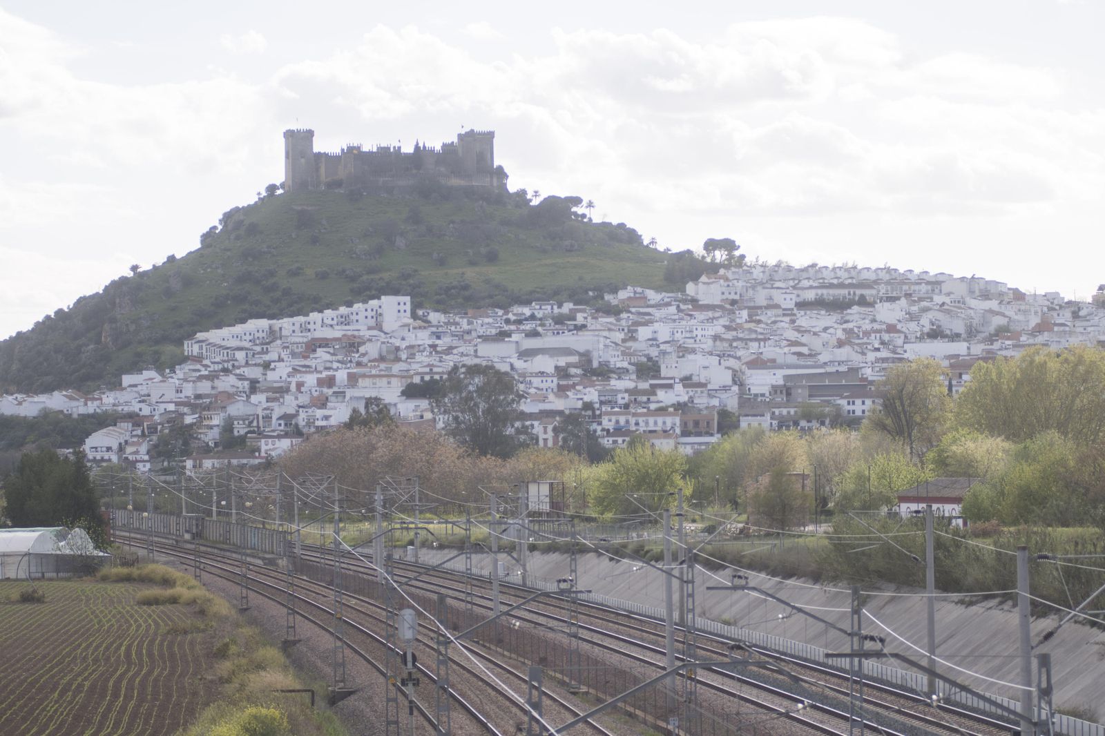Vías del tren en Almodóvar del Río.