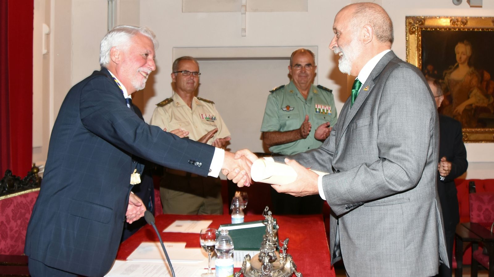 Saludo entre el doctor Castiñeiras y Félix Azón