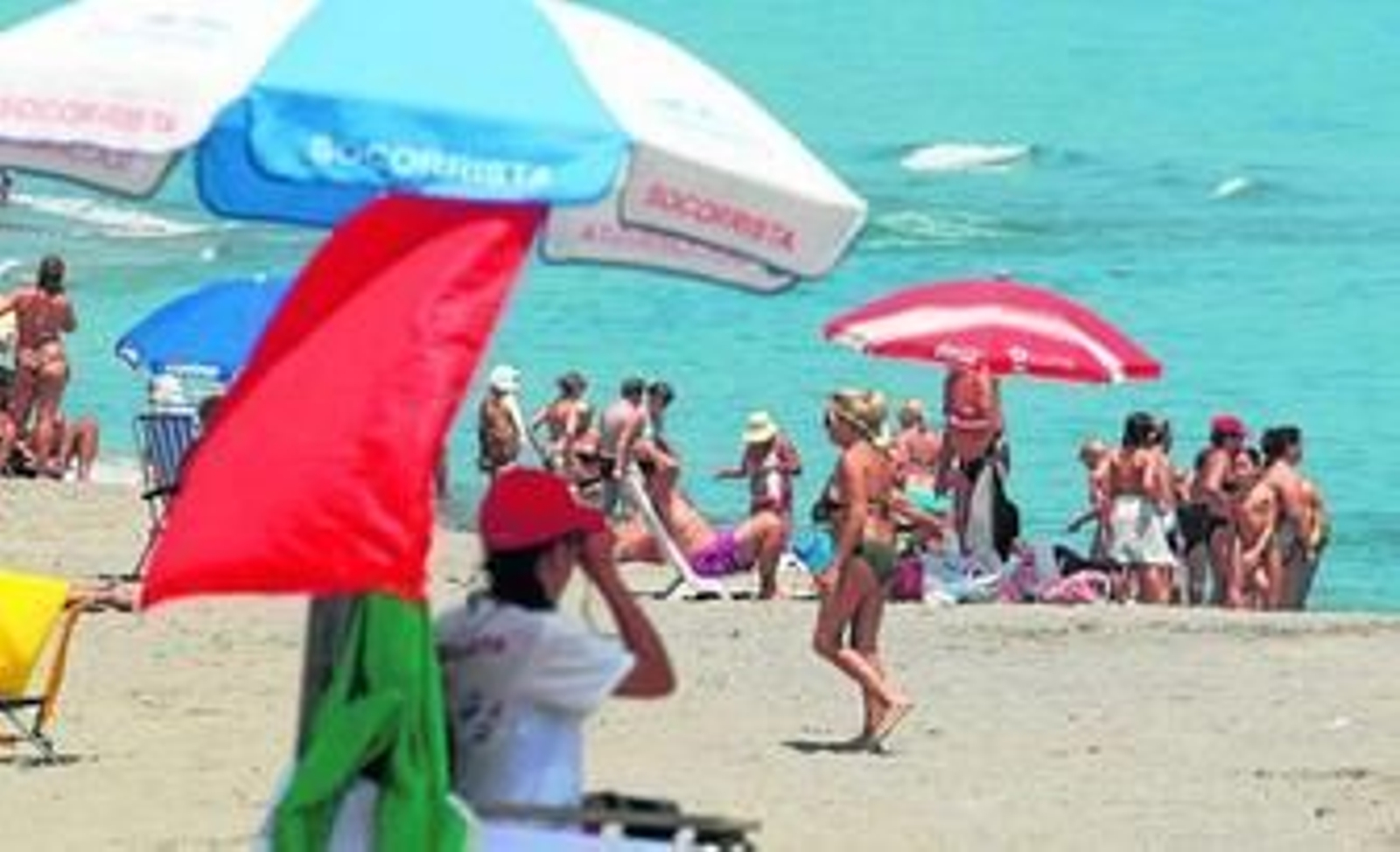 Un socorrista observa con unos prismáticos el mar mientras los bañistas permanecen fuera del agua tras la alarma dada ayer en Santa Bárbara.