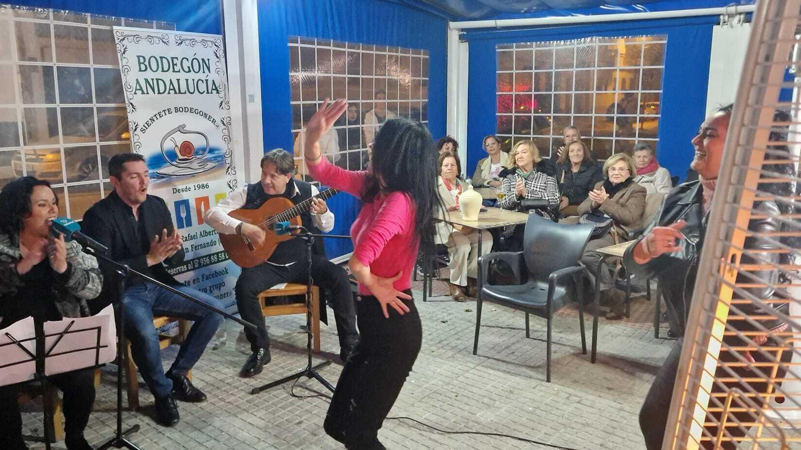 Zambomba solidaria a beneficio del comedor El Pan Nuestro en el Bodegón Andalucía.