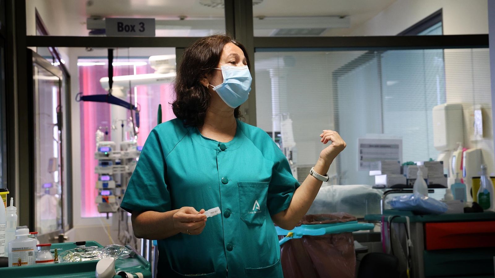 La supervisora de Enfermería, Ana Gómez, da una serie de indicaciones.