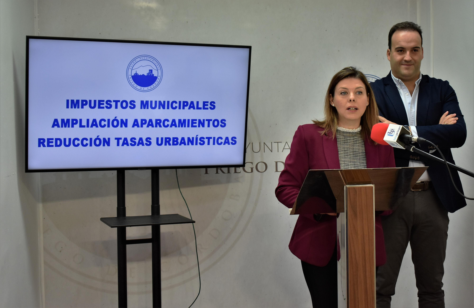 El alcalde de Priego y la responsable de Hacienda durante el anuncio.