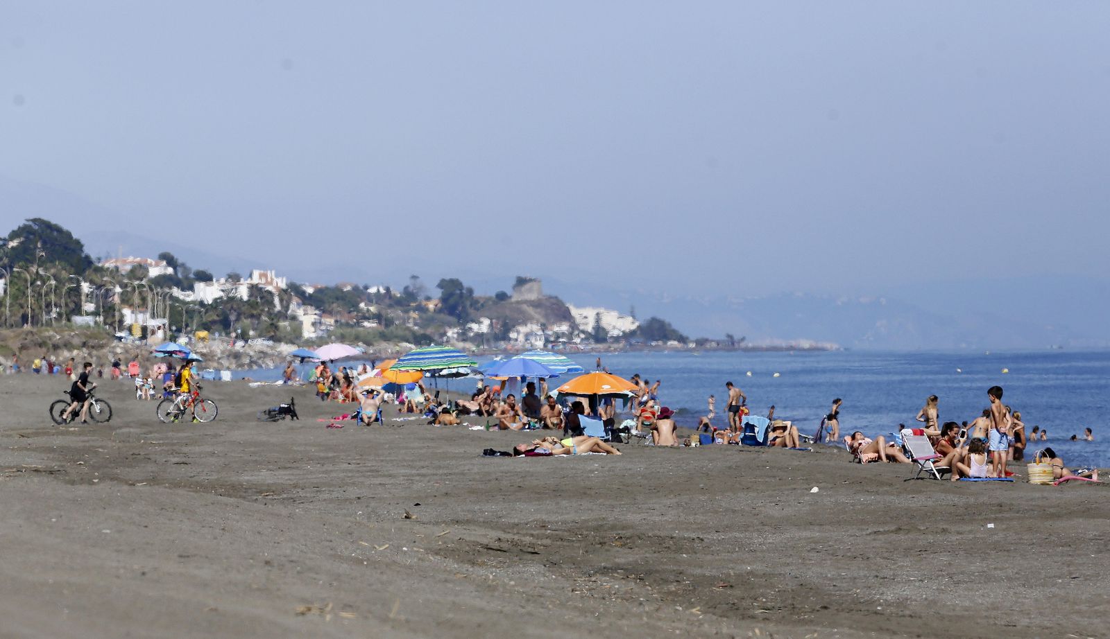 Fotos de las playas de Rincón de la Victoria: bandera verde a los bañistas