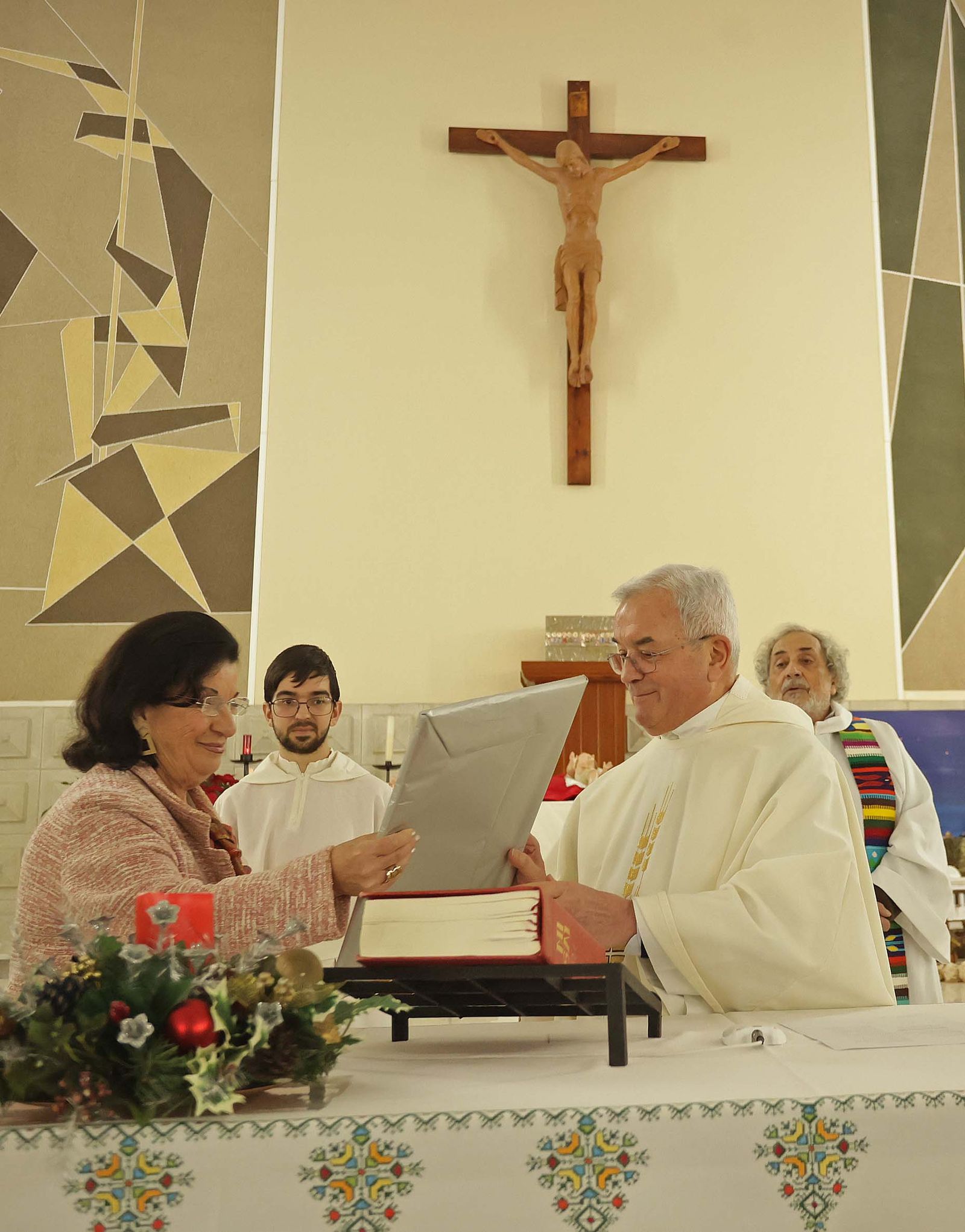 Fotos de la misa conmemorativa de los 50 años de dedicación del padre Pedro a la parroquia y al barrio de La Piñera