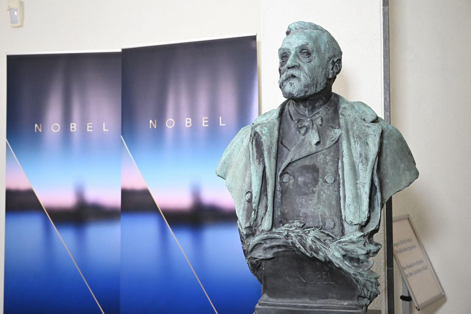 Busto de Alfred Nobel. Busto de Alfred Nobel.
