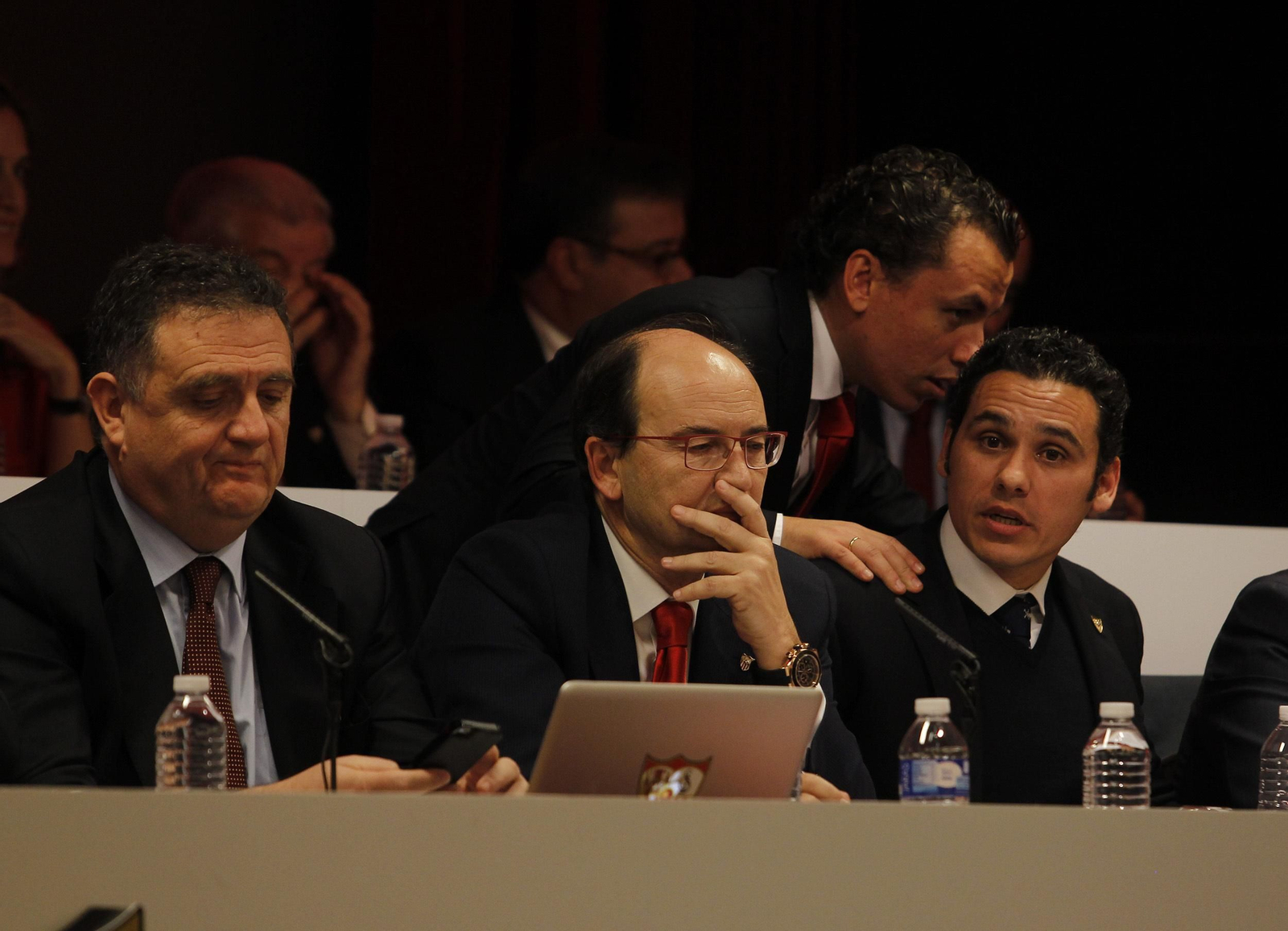 Pepe Castro y José María del Nido Carrasco, durante una junta de accionistas.