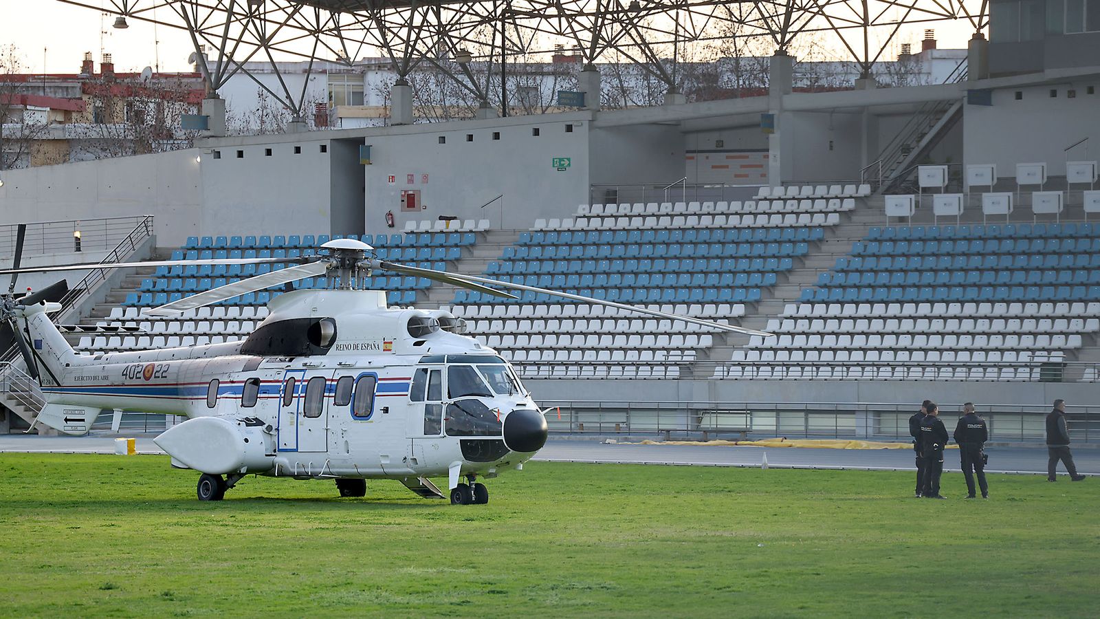 Las fotografías de los preparativos en el Carolina Marín para la Misa funeral por las víctimas de Adamuz