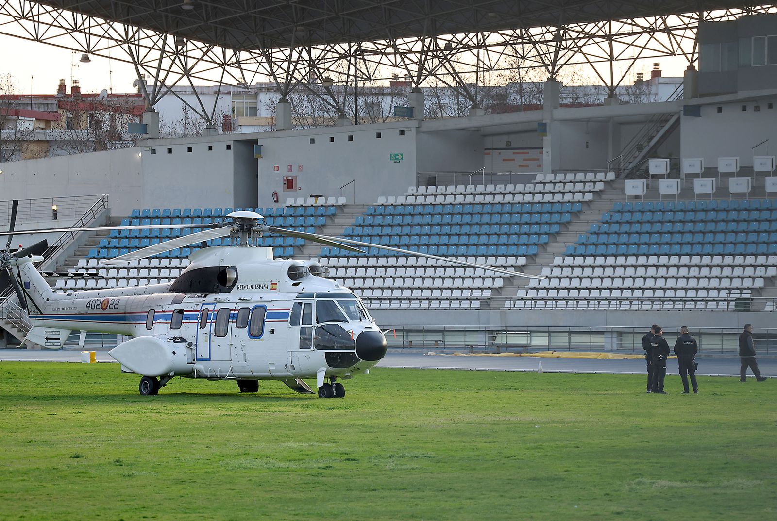 Las fotografías de los preparativos en el Carolina Marín para la Misa funeral por las víctimas de Adamuz
