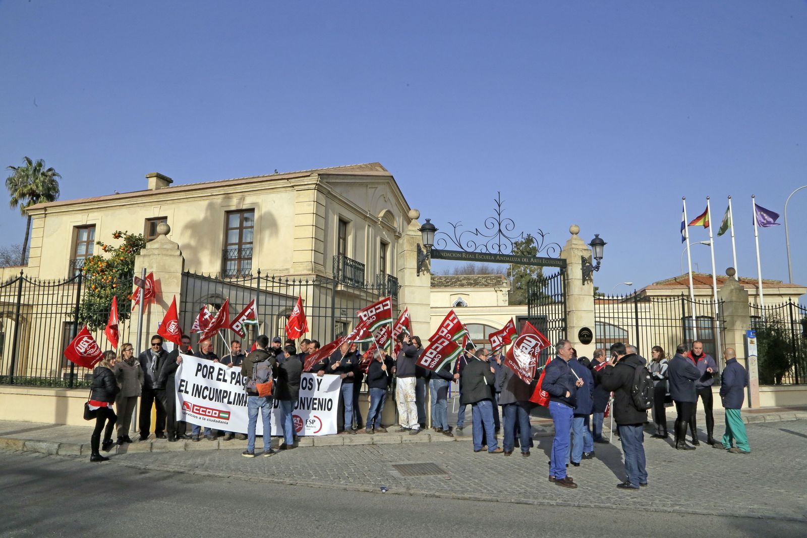 Trabajadores de la Escuela Ecuestre, durante la concentración de este martes