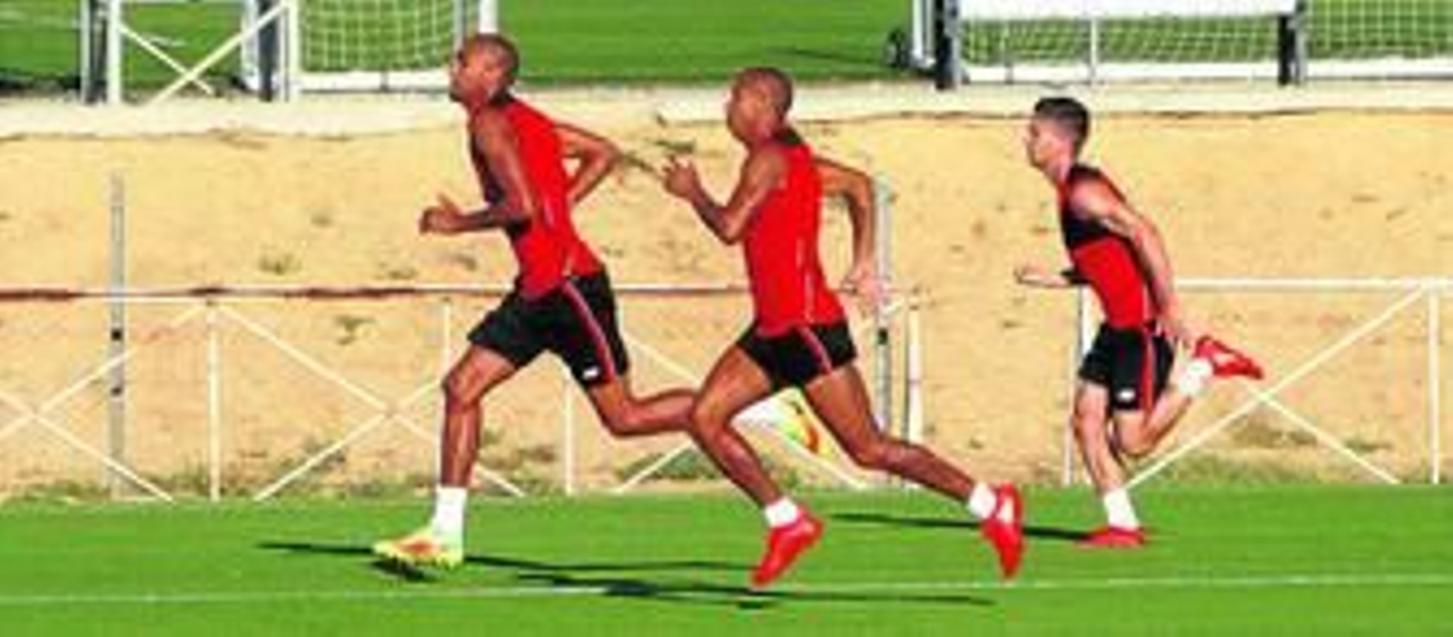 Vietto realiza un sprint tras N'Zonzi y Mariano en la sesión de ayer.