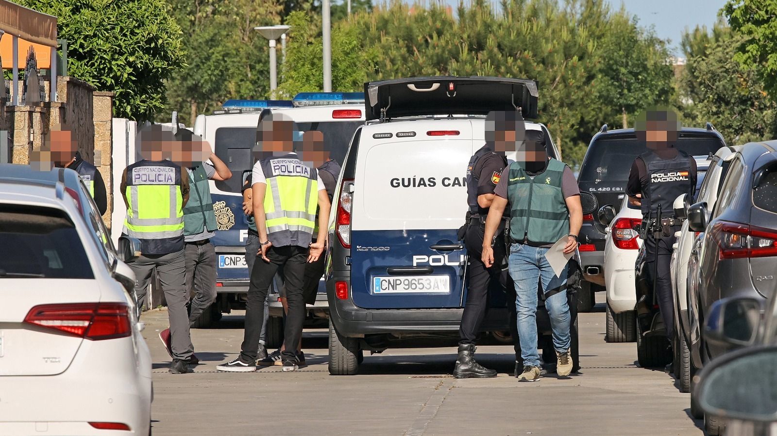 Efectivos de la Policía Nacional y la Guardia Civil que han intervenido en el registro.