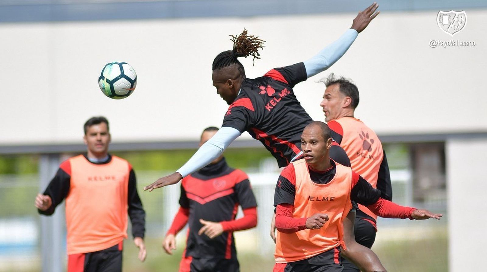 El rayista Abdoulaye Ba golpea de cabeza en el entrenamiento de ayer.
