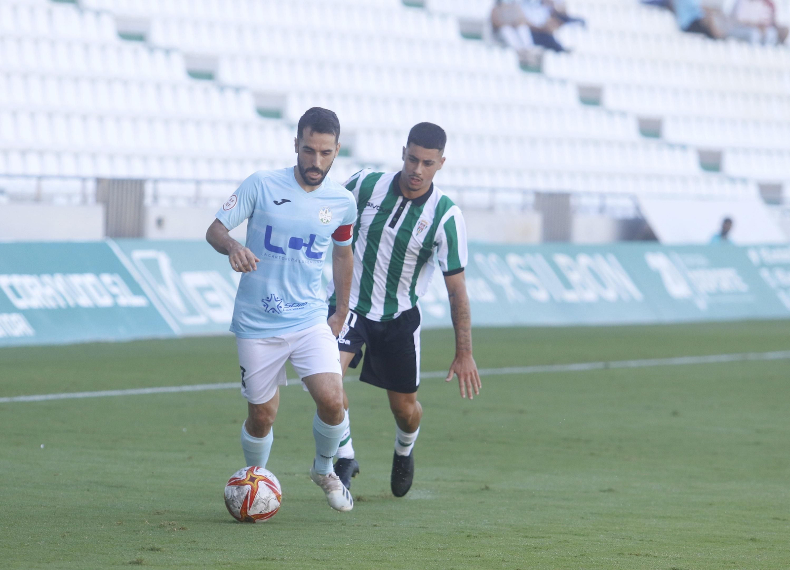 Juanma Bernal presiona sobre el ex jugador del Ciudad de Lucena, Mario Ruiz.