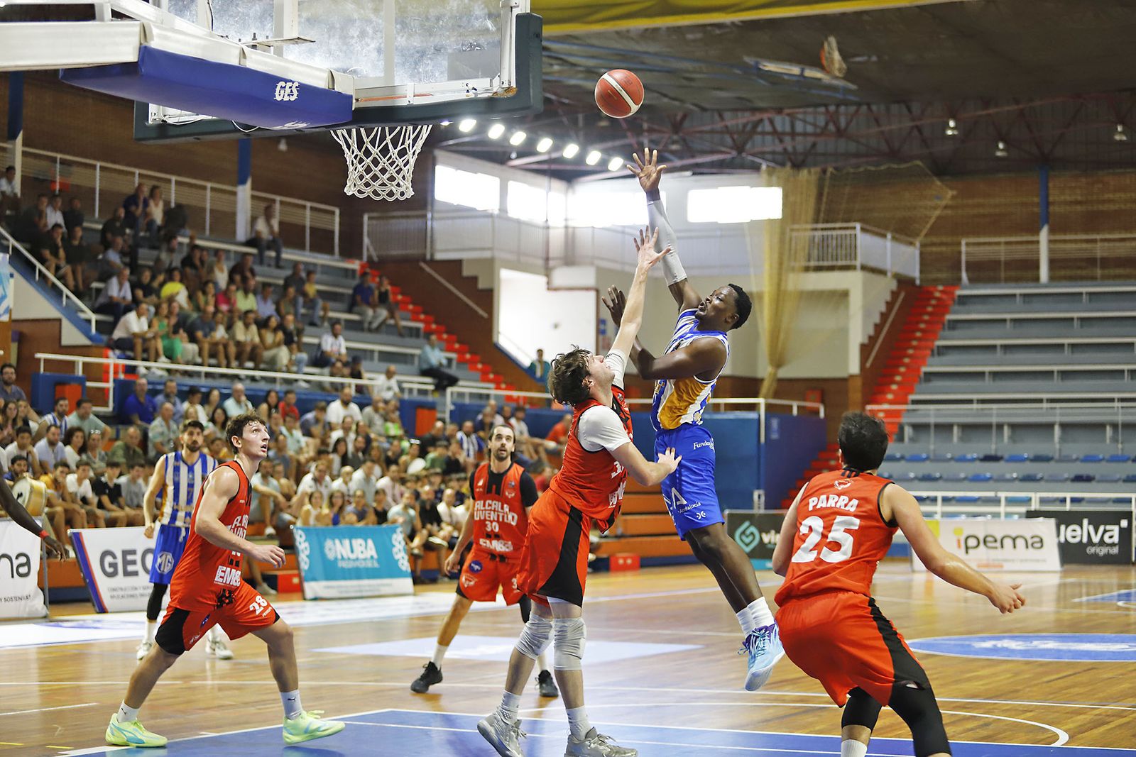 Imágenes del partido de baloncesto entre el Huelva Comercio Viridis y el Juventud Alcalá