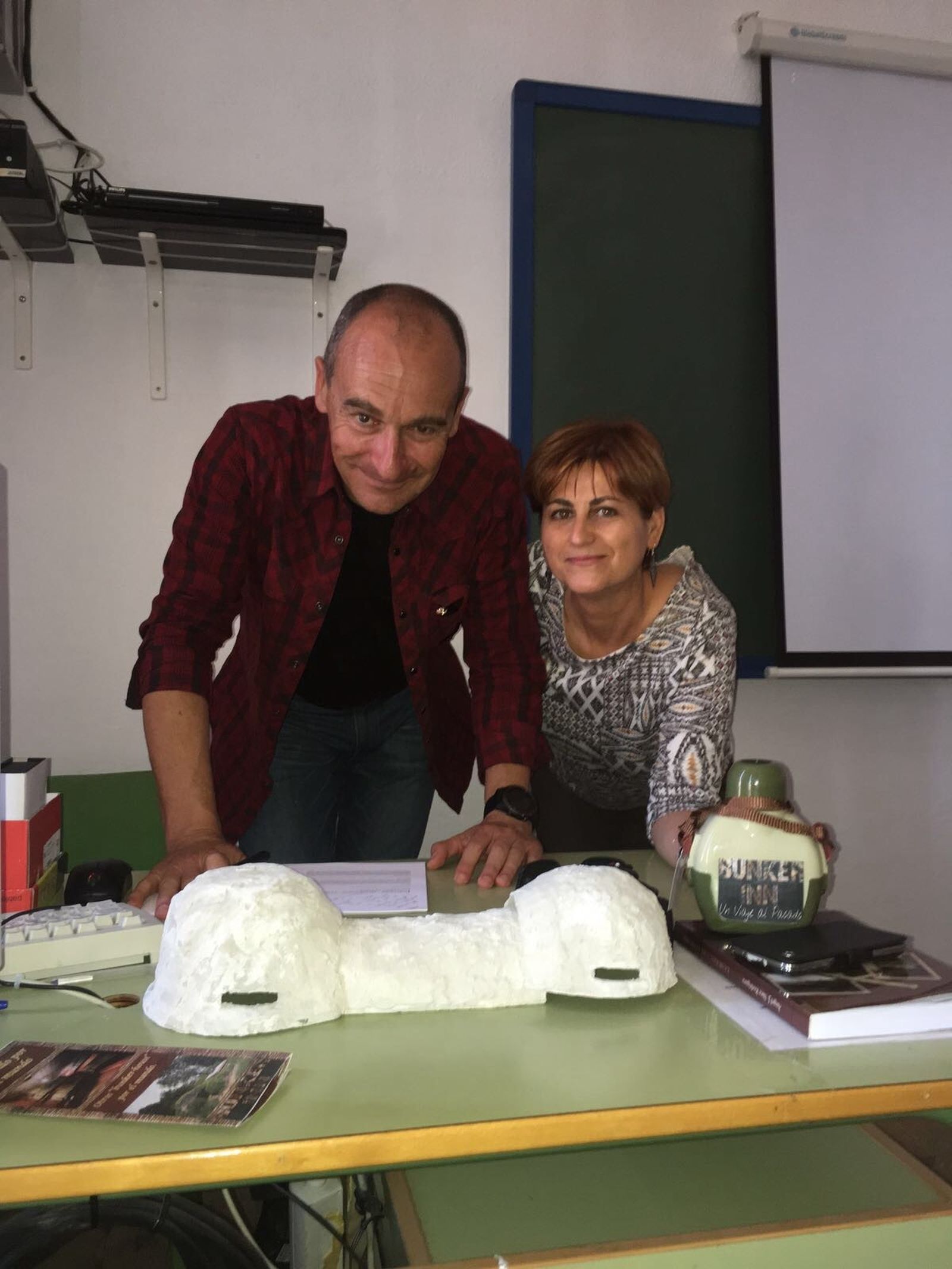1. Ángel Sáez, del IECG, y Maribel Giráldez, coordinadora del programa, muestran la maqueta de un búnker.  2. Uno de los fortines cercano a los jardines Saccone de La Línea. 3. Los alumnos, en la quinta Feria del Emprendimiento, el pasado mes de mayo. 4. Detalle del 'merchandising'.