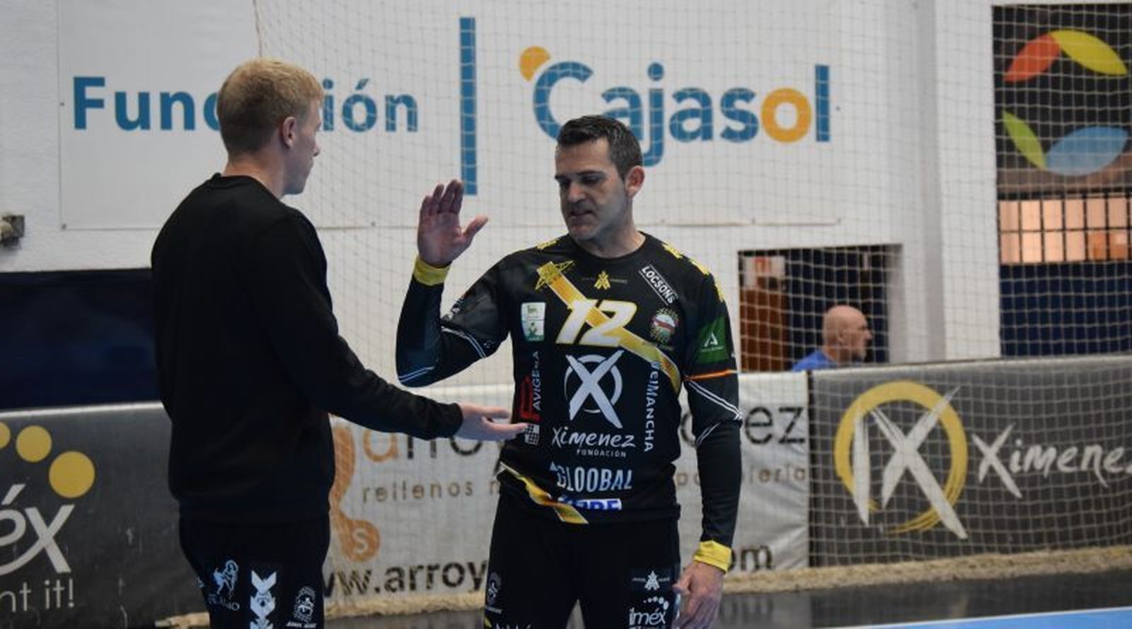 Álvaro de Hita le da la mano a su compañero Henrik.