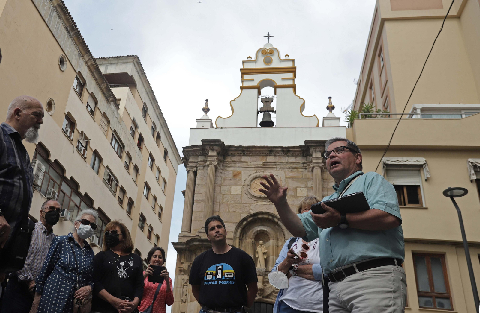 Los participantes en el paseo matemático, junto a la capilla de Europa.