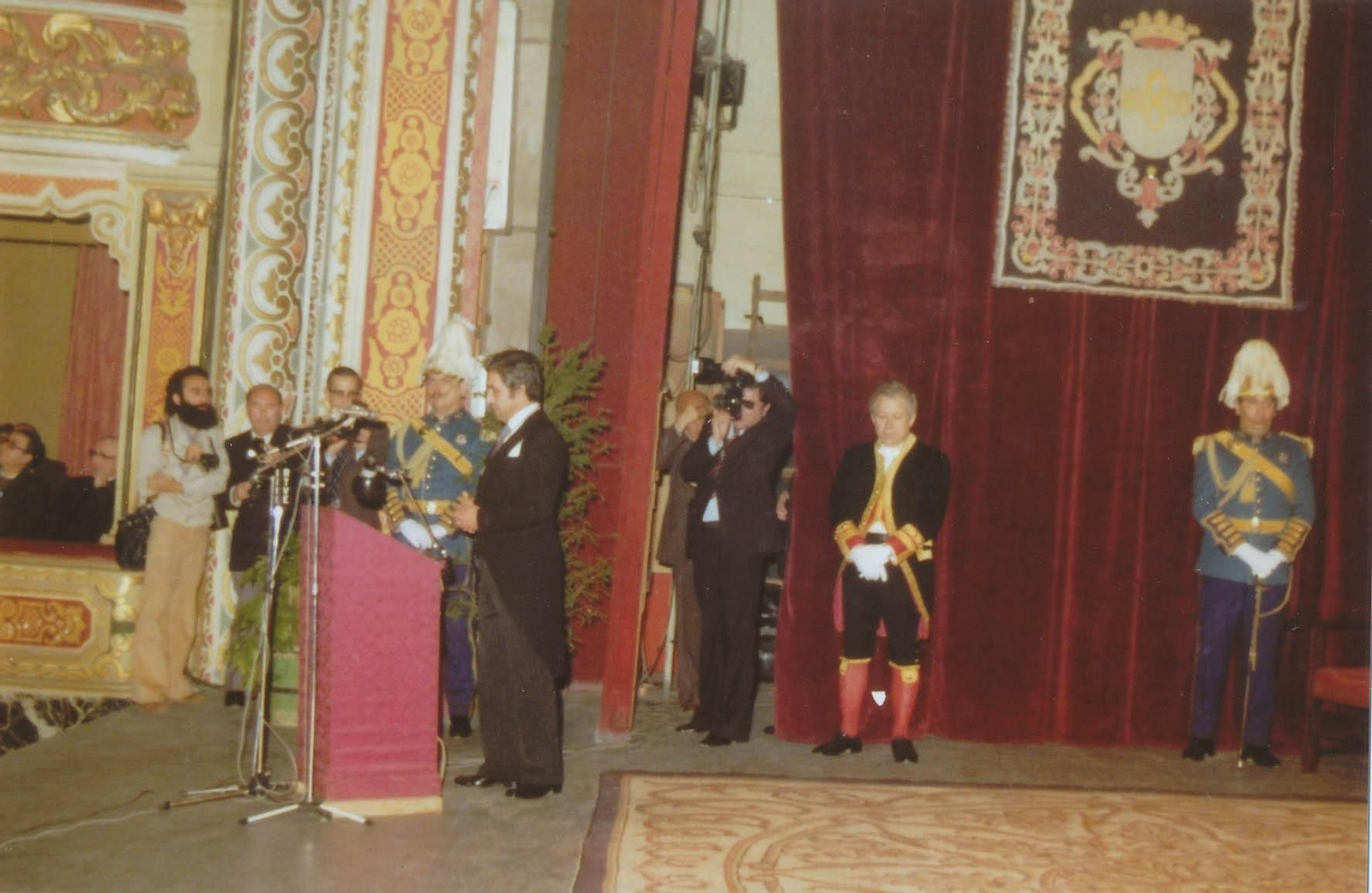 Martín Cartaya tomando fotogafías en pleno Pregón de la Semana Santa.