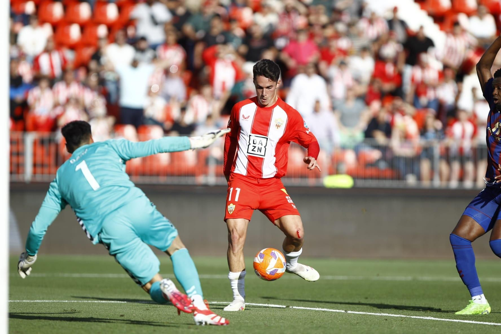 Arribas falla una clara ocasión ante el Eldense
