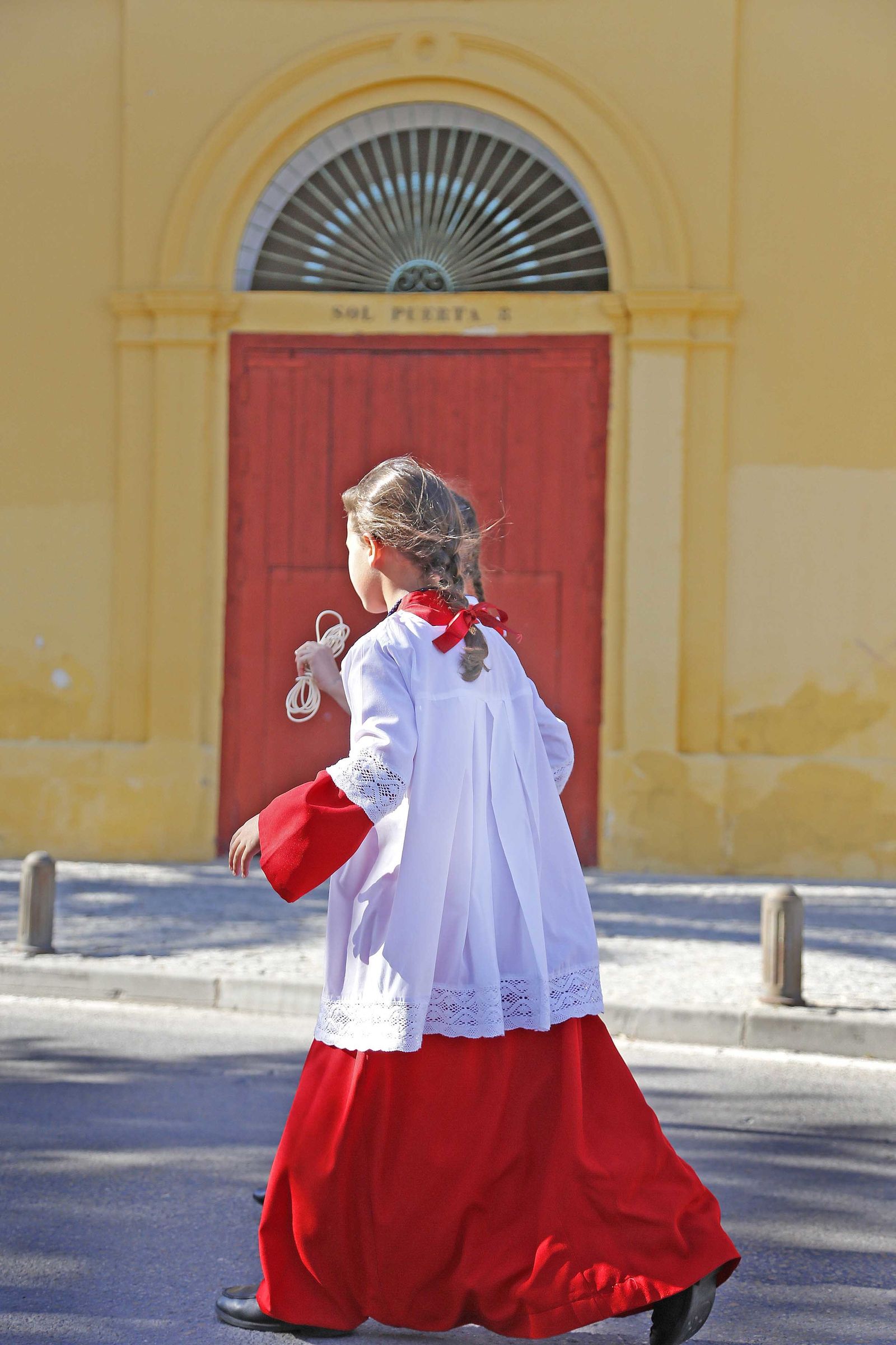 Una monaguilla, a paso ligero, se encamina hacia la Capilla del Consuelo en la Ronda del Pelirón.