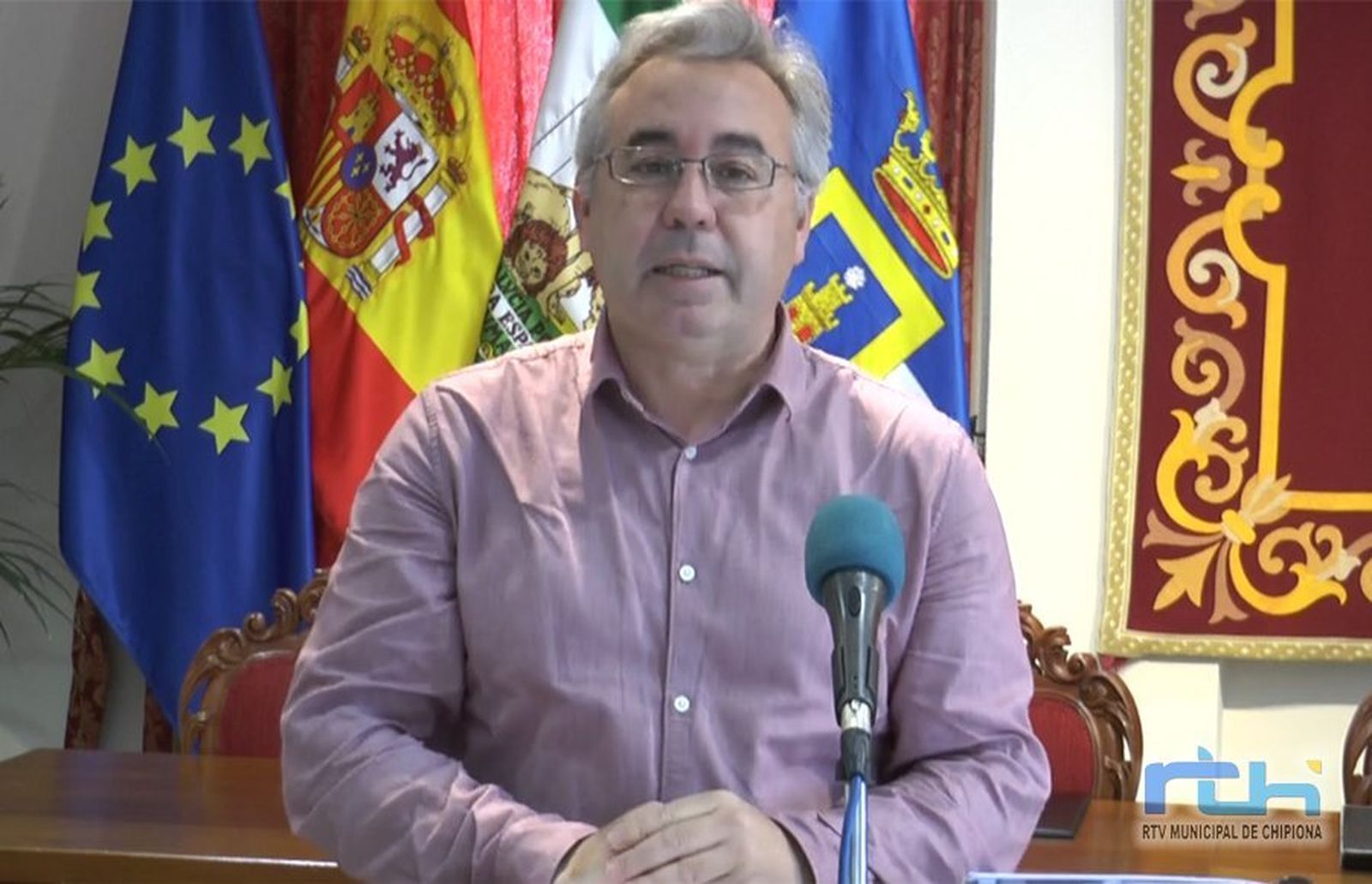El concejal de Urbanismo del Ayuntamiento de Chipiona, José Luis Mellado, explicando la iniciativa que plantea la construcción de un aparcamiento subterráneo en Las Canteras.
