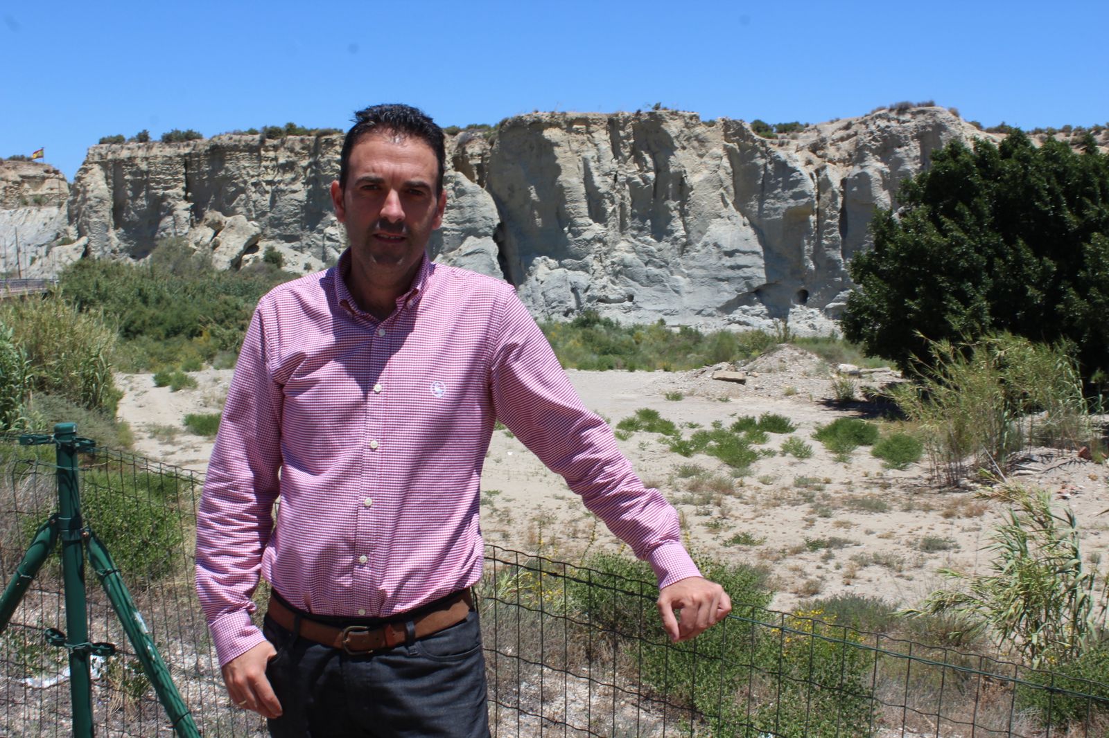 Pedro R. Zamora con el yacimiento de El Argar al fondo. Ponerlo en valor es una de sus prioridades.