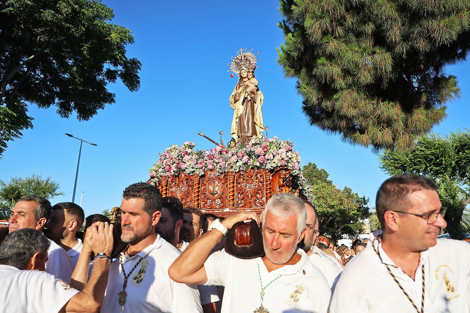 Imágenes de la Virgen del Carmen procesionando en Punta Umbría