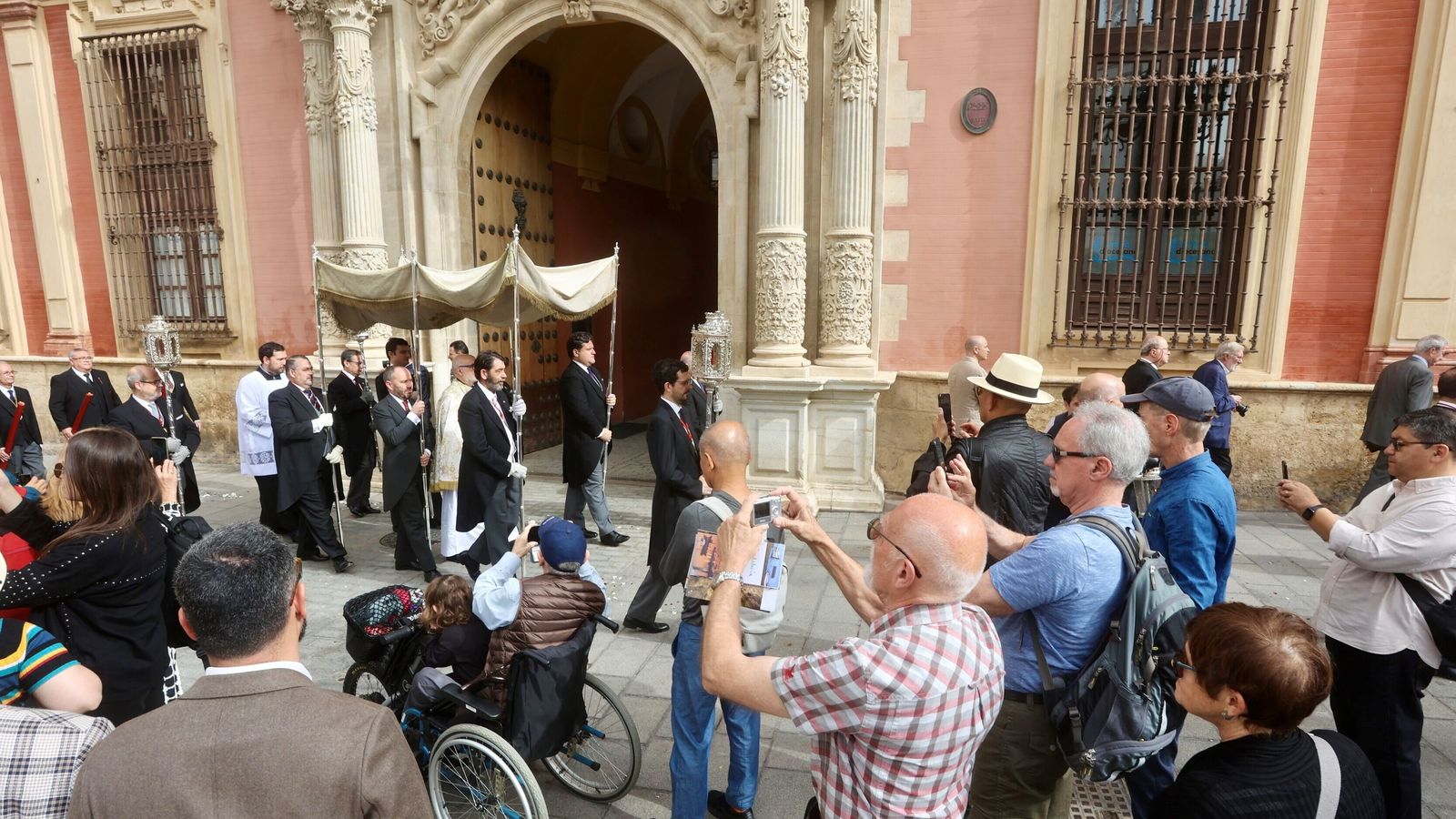 El palio con Su Divina Majestad pasa justo por delante del Palacio Arzobispal.