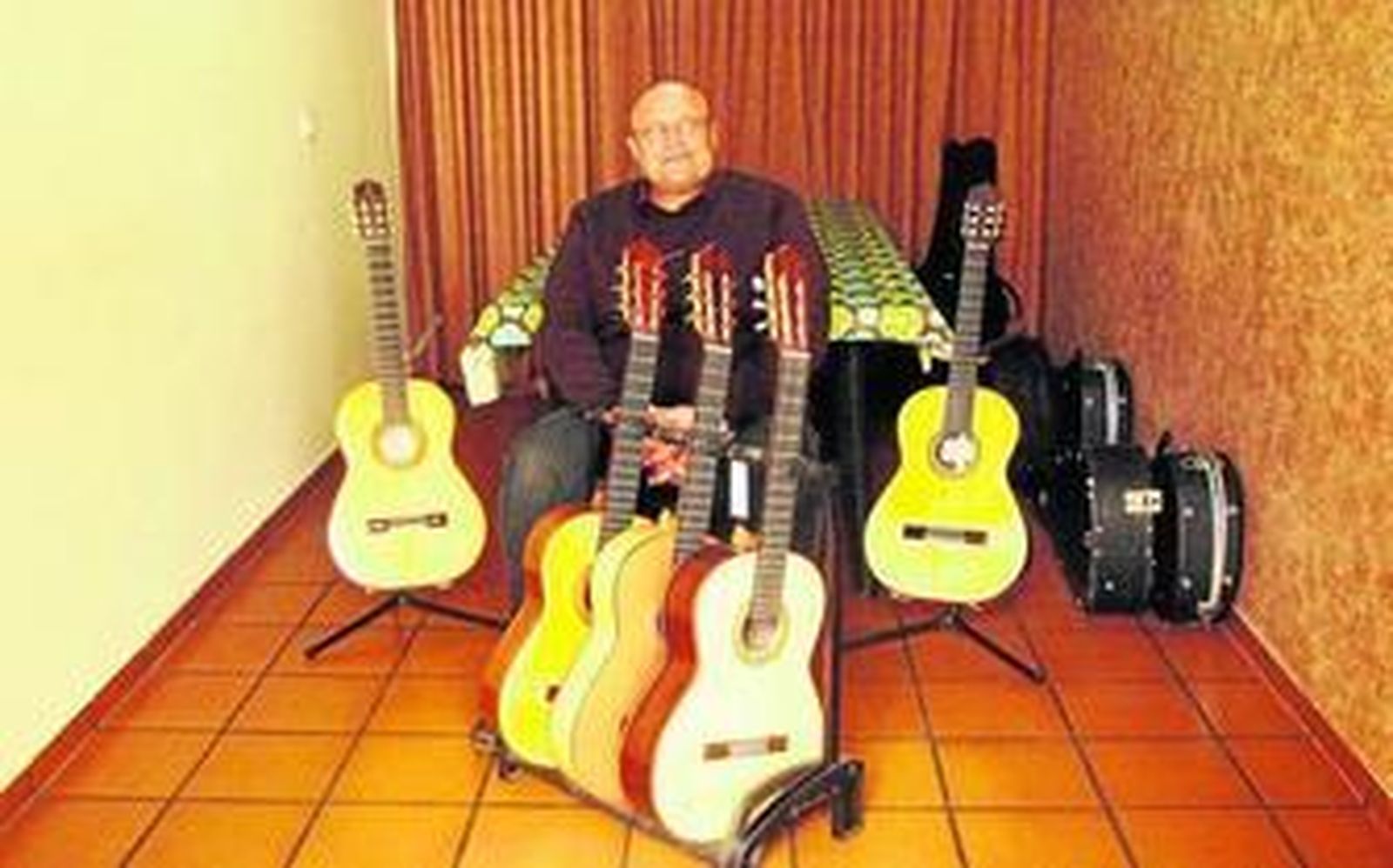 Joaquín Carrillo Ufarte en su casa de El Alquián rodeado por algunas de las guitarras que ha construido.