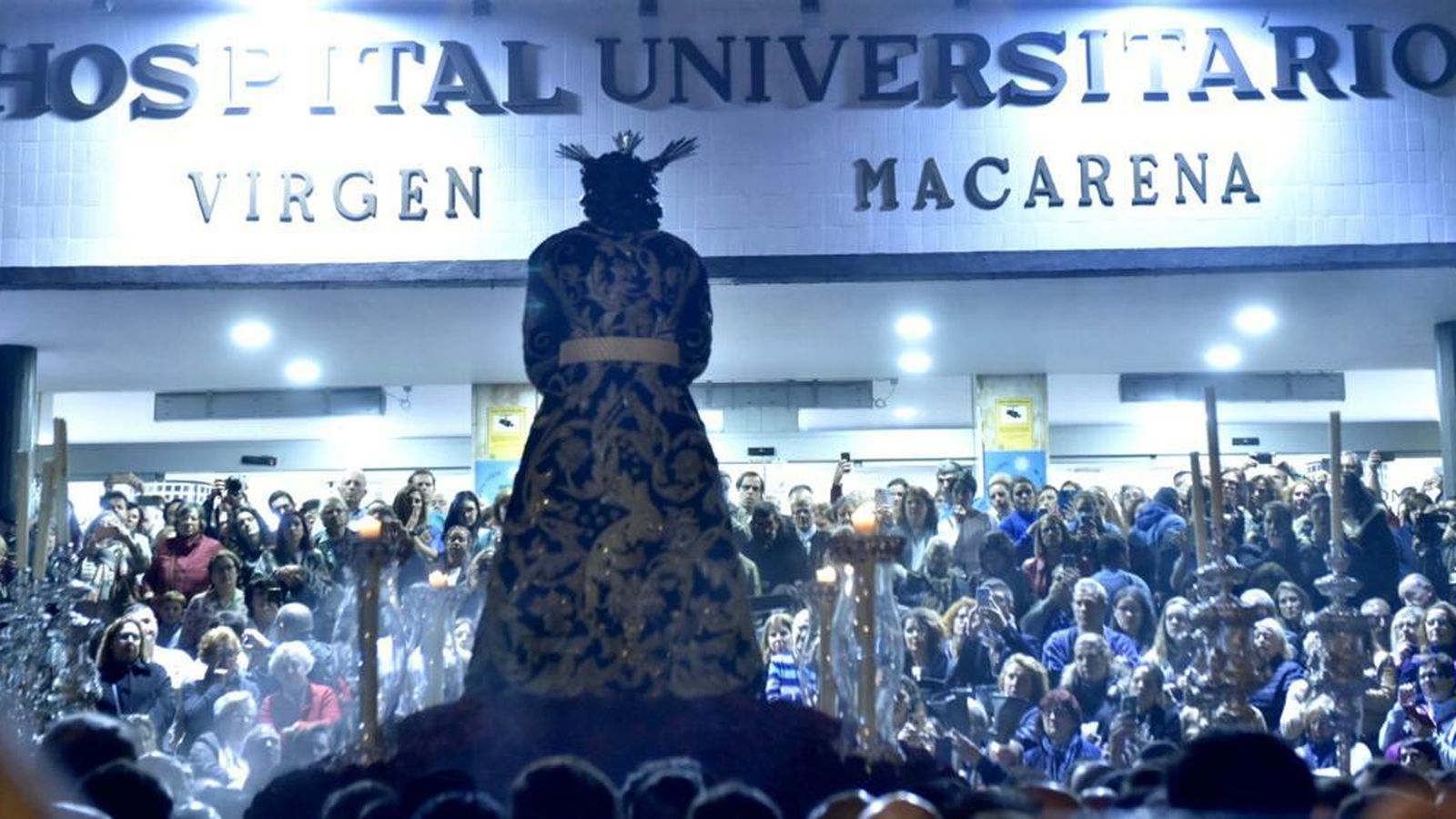 El Señor de la Sentencia visita en su multitudinario vía crucis a los enfermos del Hospital Macarena