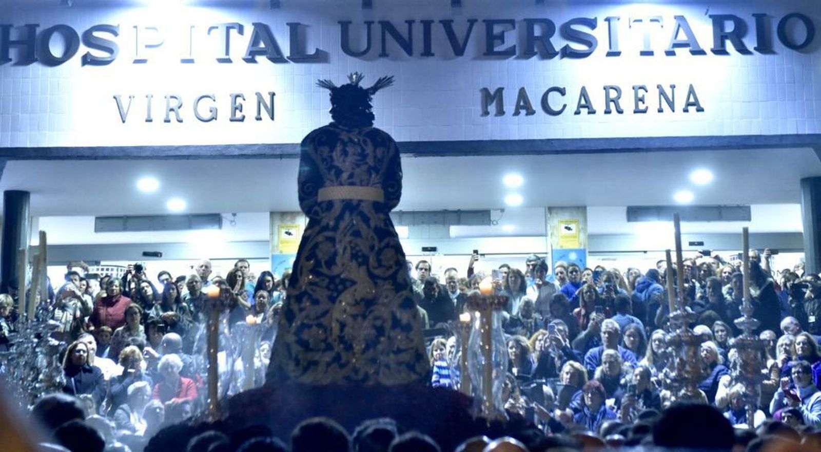 El Señor de la Sentencia visita en su multitudinario vía crucis a los enfermos del Hospital Macarena
