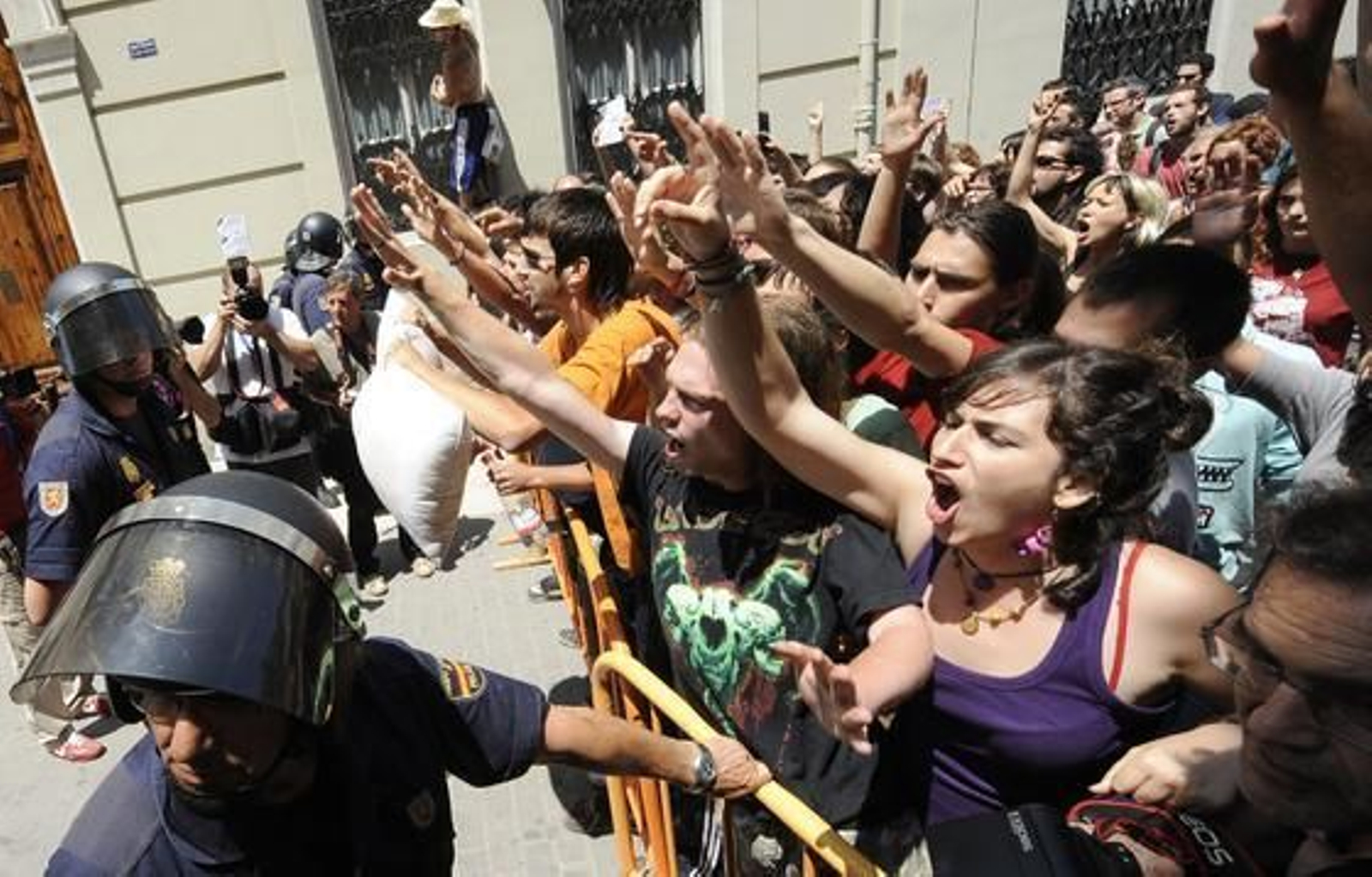La carga policial contra los 'indignados' de Valencia, en imágenes

Foto: EFE