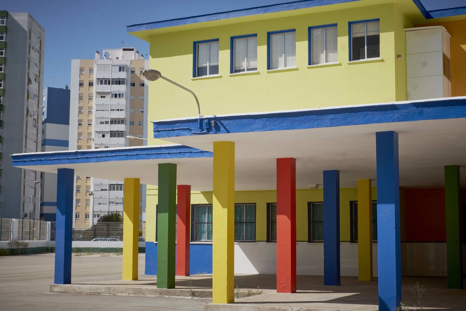 La colorista fachada del colegio público Andalucía pintada este verano.