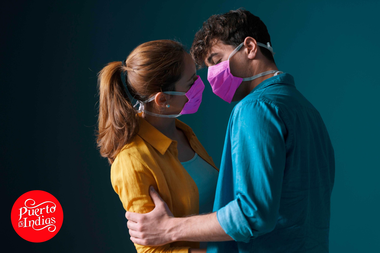 Dos jóvenes con mascarilla acercan sus caras.