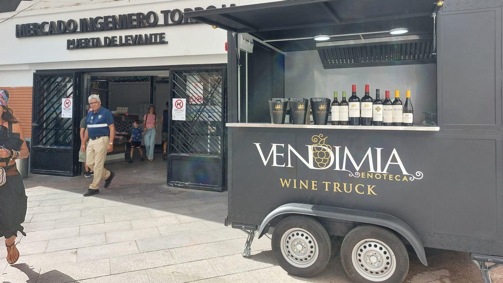 La 'Wine Truck Vendimia' trae un innovador concepto de enoturismo urbano junto a la Puerta de Levante del mercado Ingeniero Torroja.