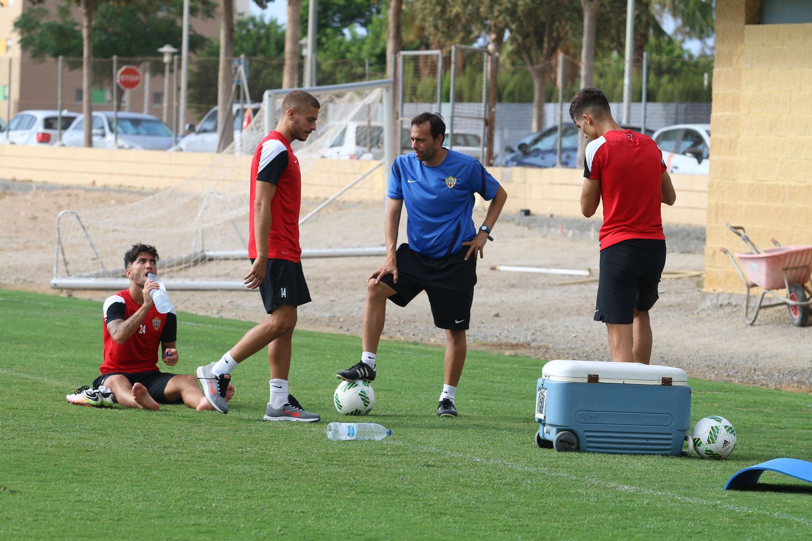 Fran Fernández y varios de sus jugadores durante un entrenamiento en la Vega de Acá.
