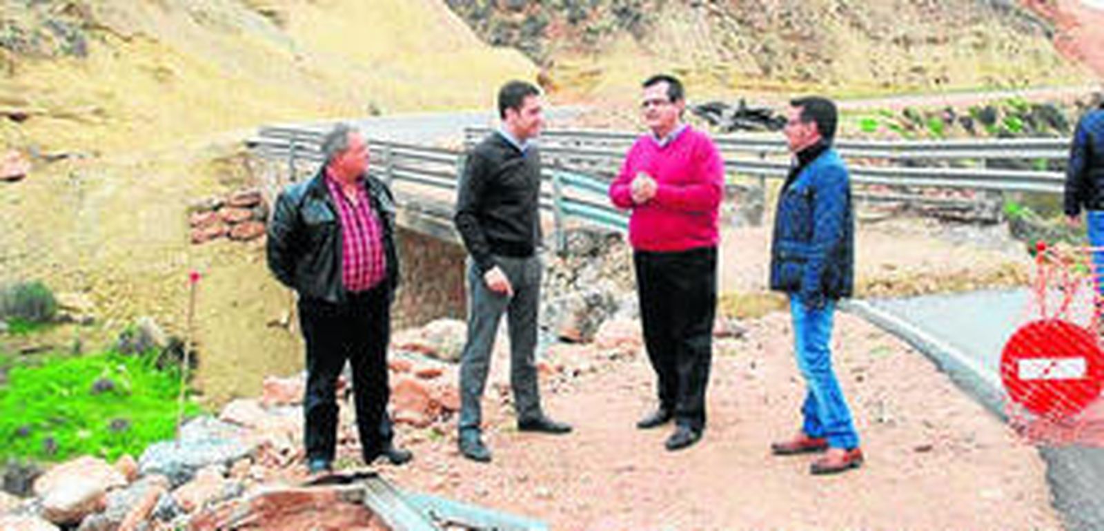 El alcalde nijareño y el diputado de Fomento visitando las obras.