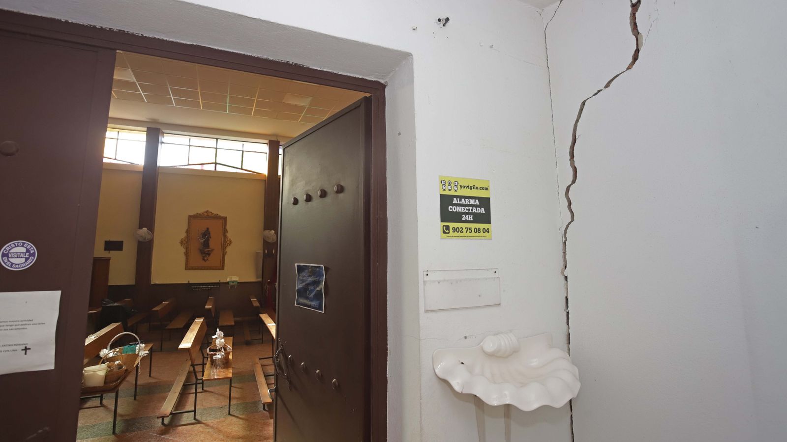 Las grietas que amenazan la iglesia de San Miguel, en La Granja.