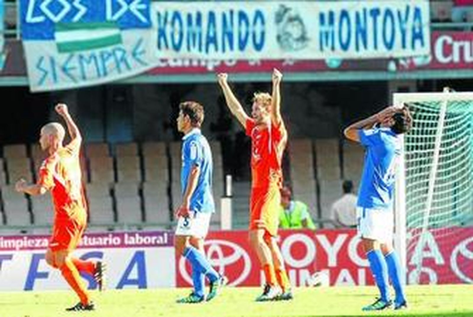 Los jugadores del Guadalajara celebran la victoria tras el pitido final.