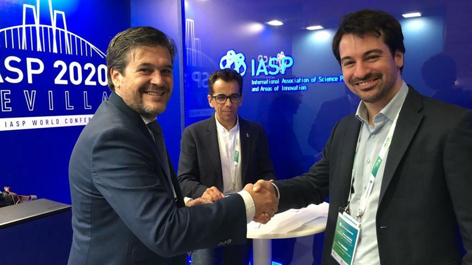 Luis Pérez, a la izquierda, estrecha la mano a  Iván Alejandro Diamint, responsable del Parque de Buenos Aires, en presencia de Manuel Ortigosa Brun, secretario  de Empresa, Innovación y Emprendimiento de la Junta de Andalucía.