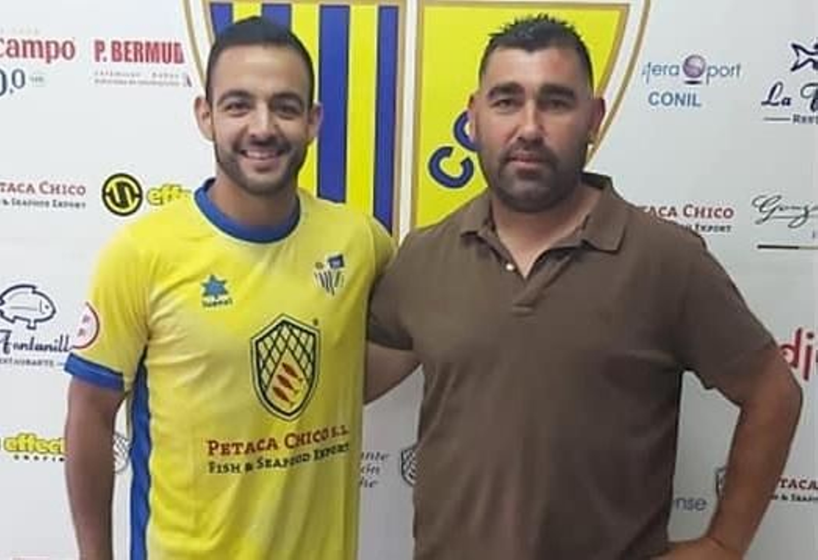 El presidente del Conil, Juan Diego Bermúdez, posa con el goleador Carlos Cuenca.